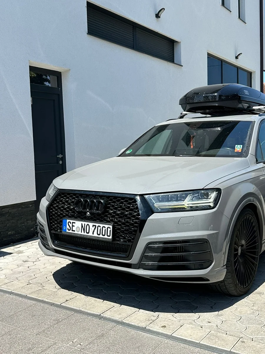 Audi Q7 front grille exterior detail