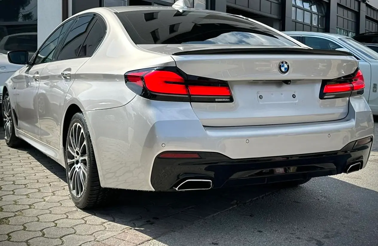 BMW G30 LCI Sedan me difuzor të pasëm dhe spoiler në bagazh
