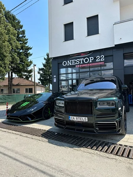 Rolls-Royce Cullinan foreground with Lamborghini Huracan in background